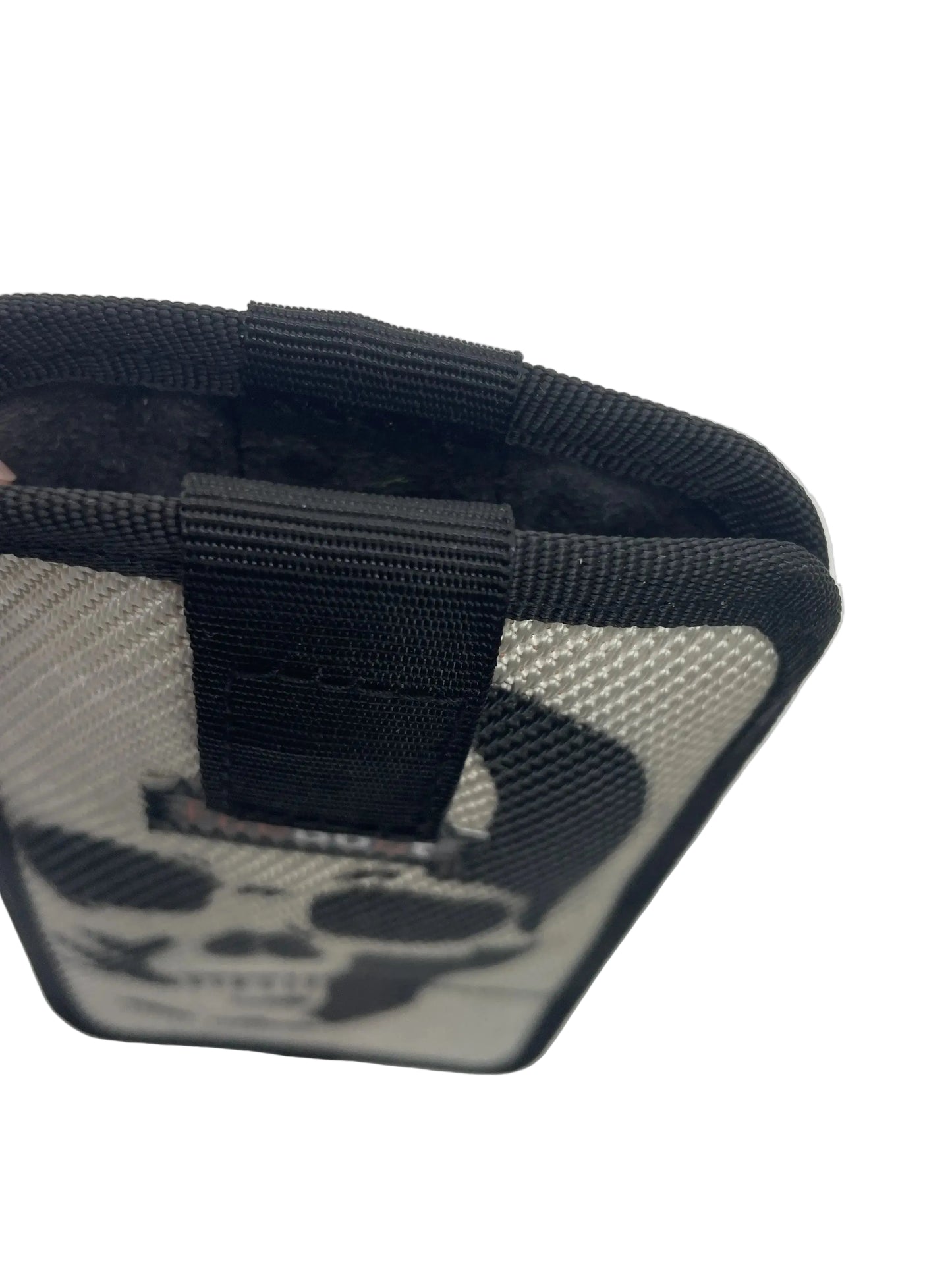 Handyhülle L aus recyceltem Feuerwehrschlauch mit maritimem Design und Liftfunktion, Detailansicht von oben.