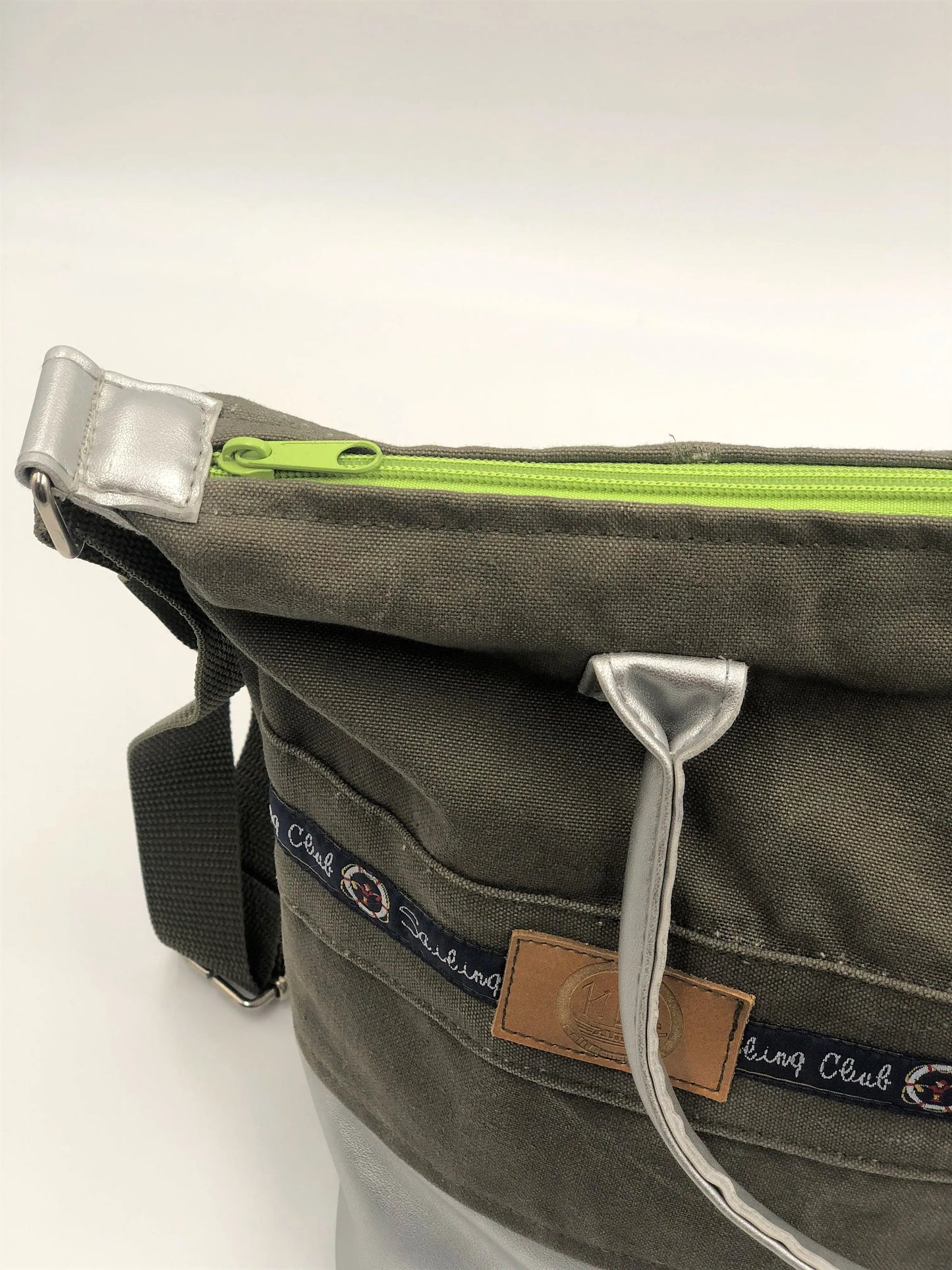 Umhängetasche Grün/Silber - Einzelstück aus recyceltem Seesack und silbernem Kunstleder mit Innentaschen.