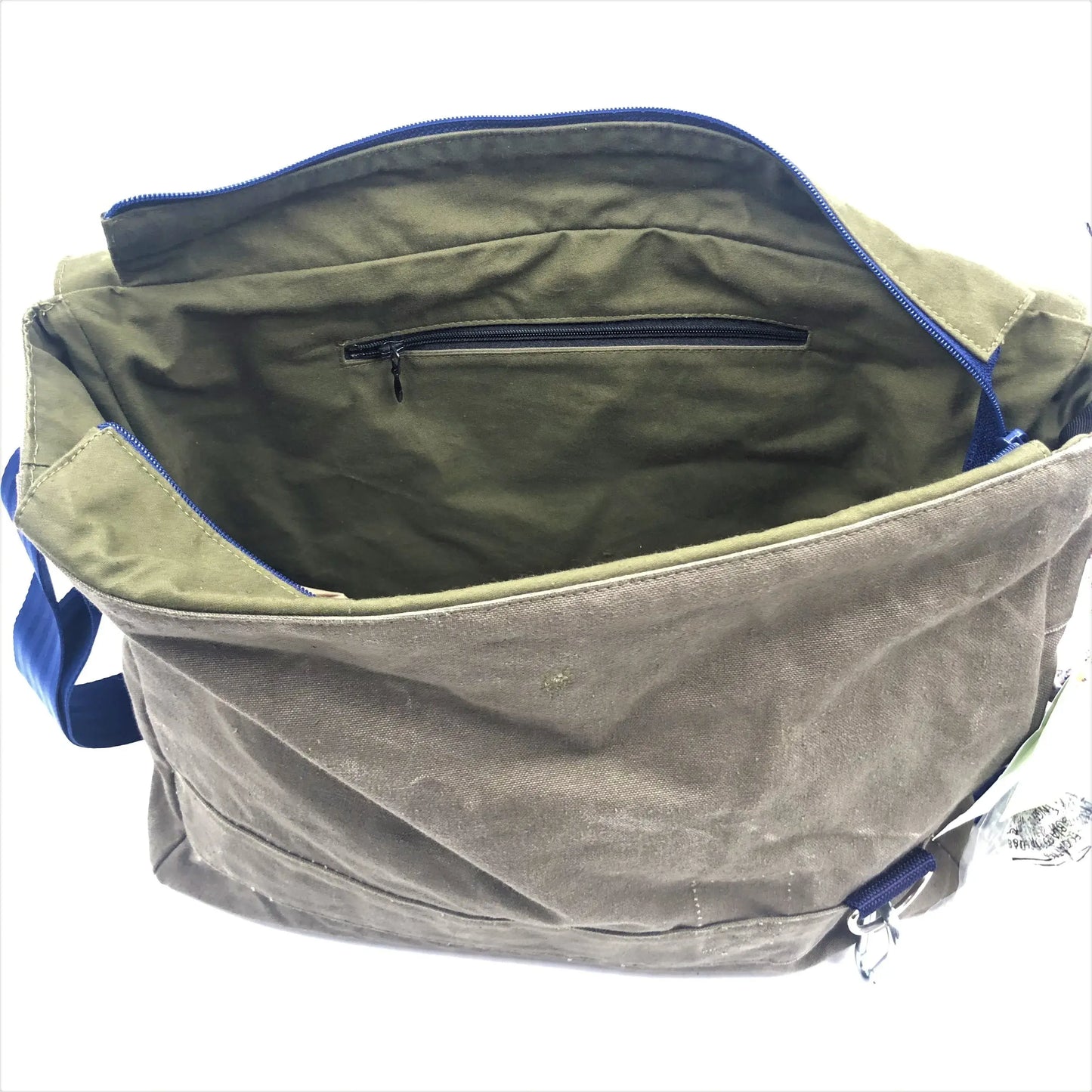 Umhängetasche L - Einzelstück Innenansicht mit Reißverschlussfach und robustem Materialien.