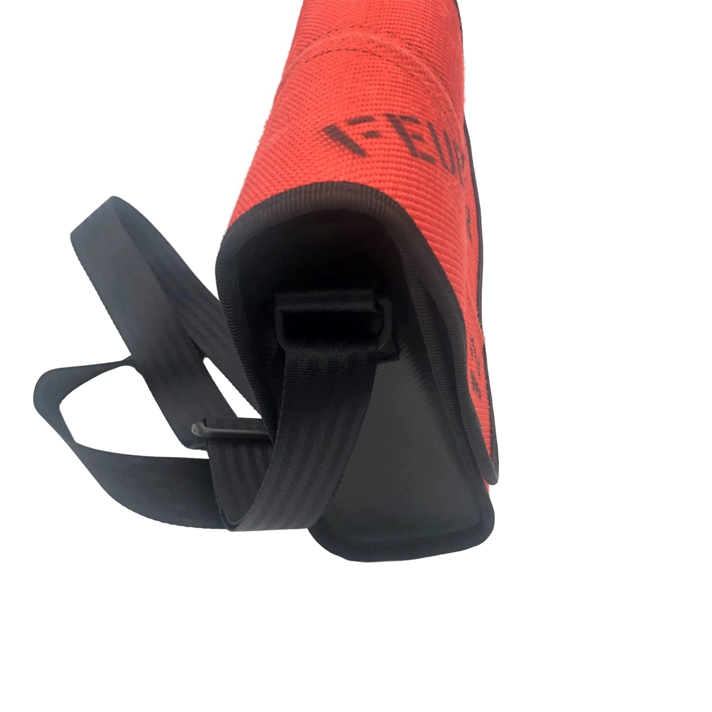#Messenger Bag aus Feuerwehrschlauch in rot, Seitenprofil