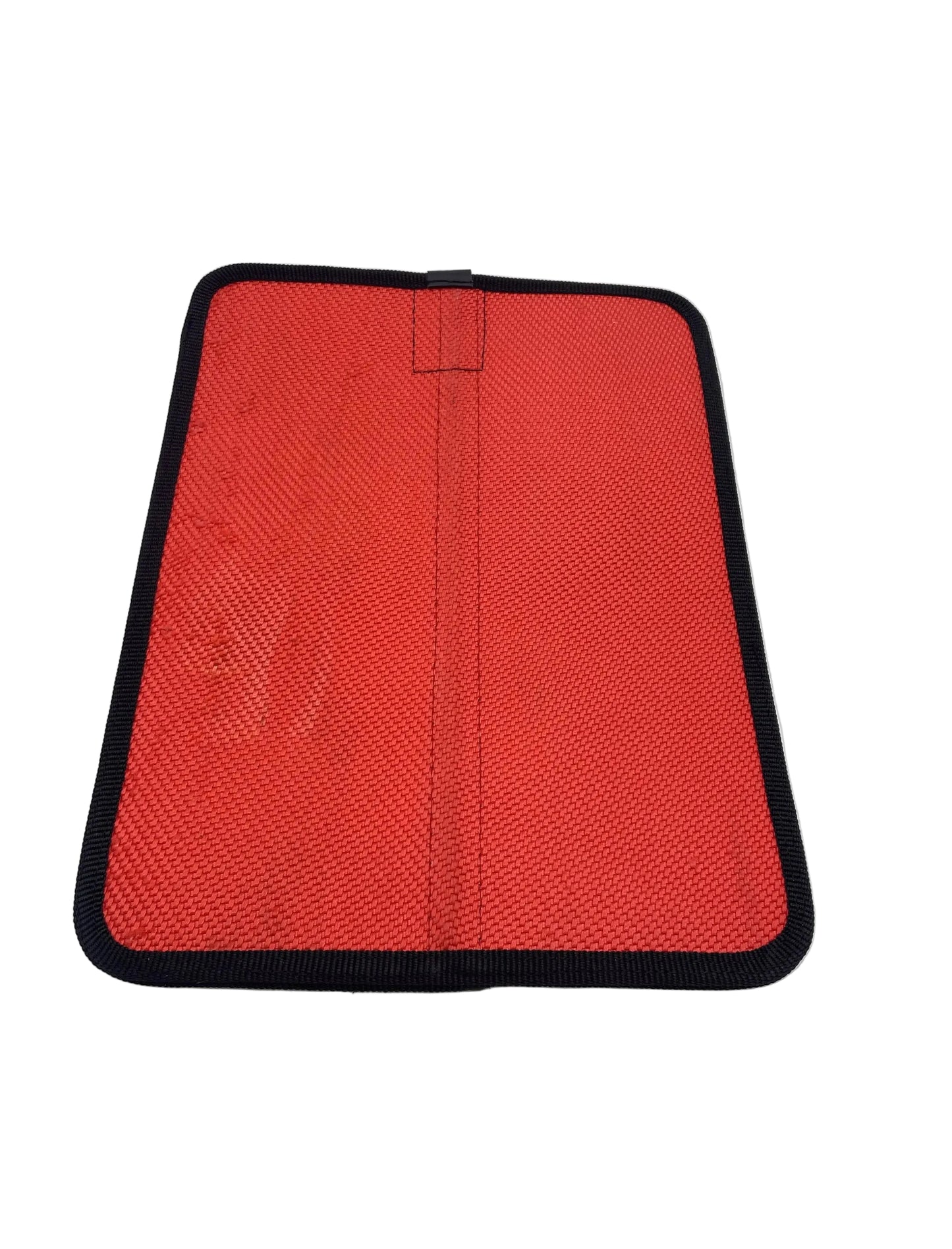 Tablet Hülle L aus recyceltem Feuerwehrschlauch in rot, hinten