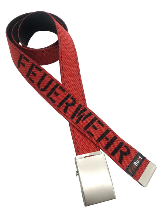 Gürtel aus recyceltem Feuerwehrschlauch in rot mit Aufdruck Feuerwehrwehr in schwarz.