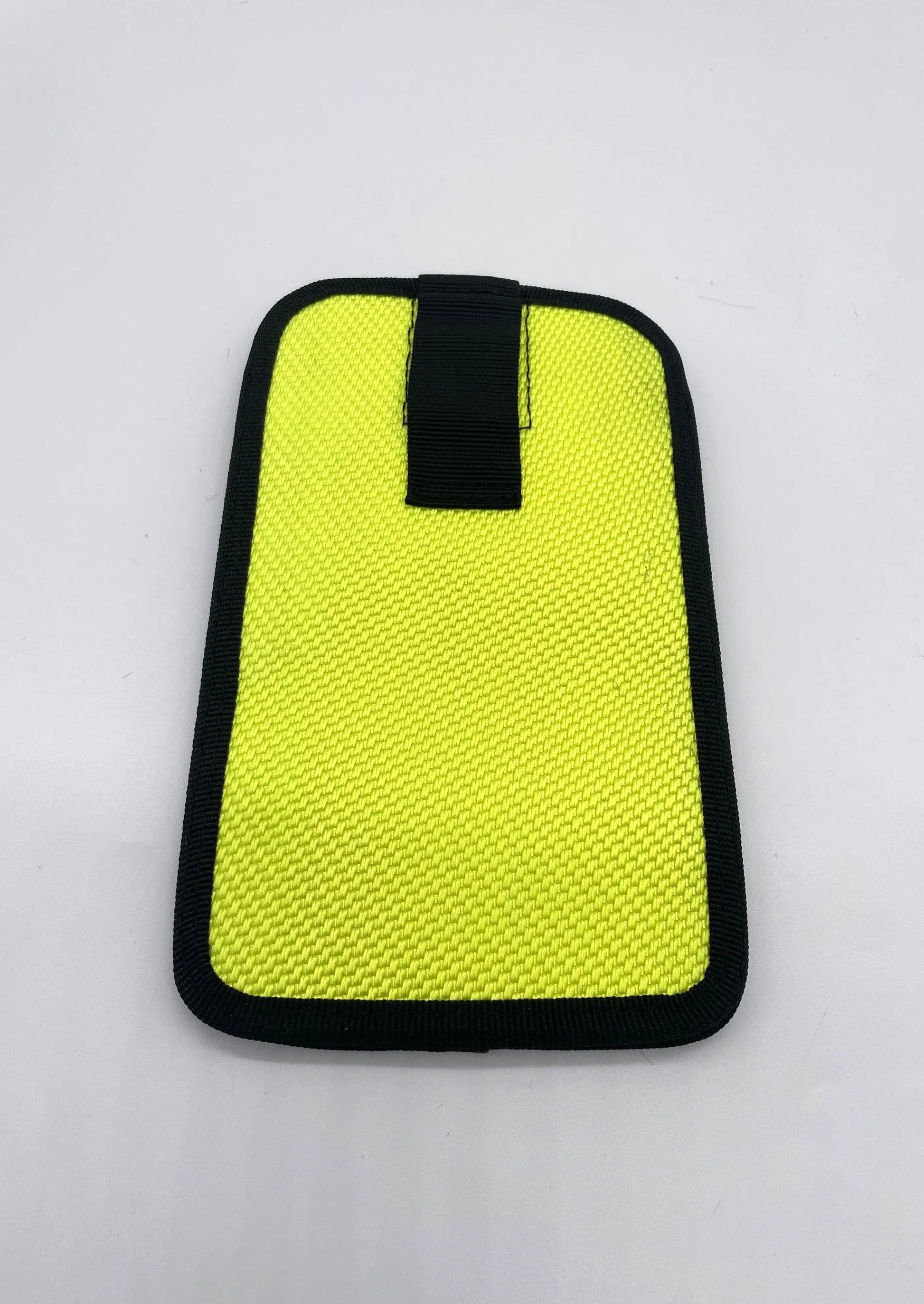 Handyhülle L aus recyceltem Feuerwehrschlauch in leuchtend gelb, robust und nachhaltig, idealer Schutz für Smartphones.
