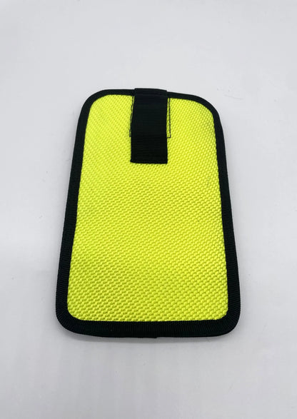 Handyhülle L aus recyceltem Feuerwehrschlauch in leuchtend gelb, robust und nachhaltig, idealer Schutz für Smartphones.