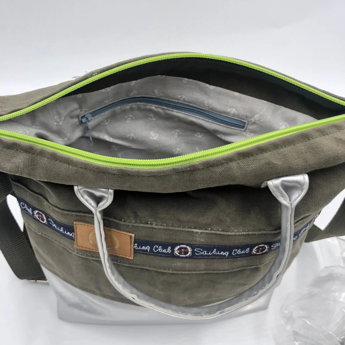 Umhängetasche Grün/Silber - Einzelstück mit robustem Innenraum, praktischen Innentaschen und maritimem Design.