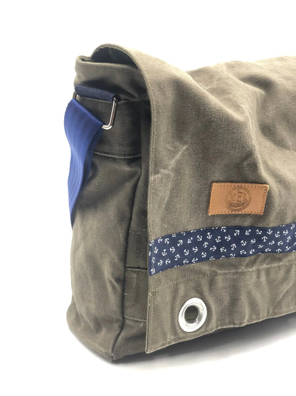 Umhängetasche L - Einzelstück aus recyceltem Segeltuch, maritim und handgefertigt, ideal für umweltbewusste Abenteurer.