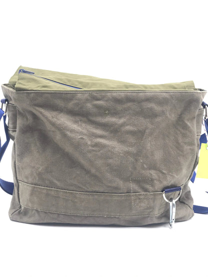 Umhängetasche L - Einzelstück aus recyceltem Segeltuch mit maritimem Flair und robustem Design.