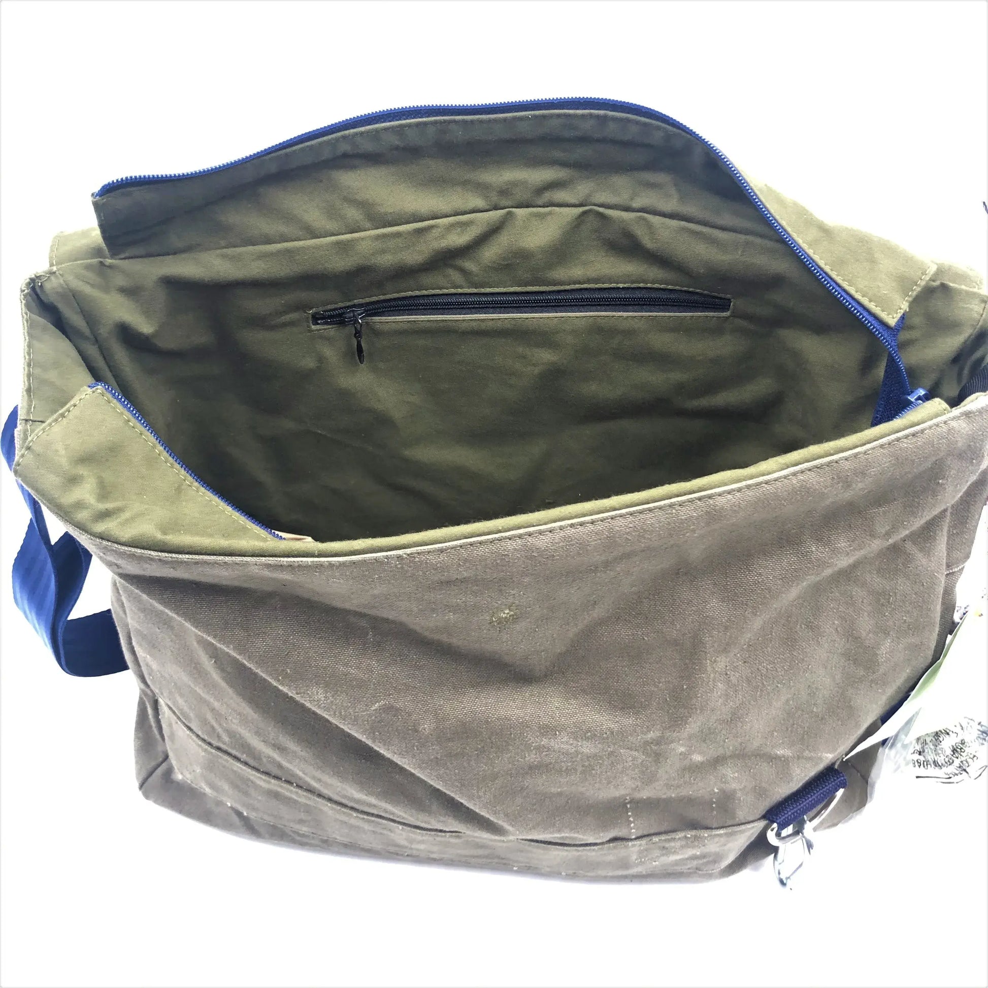 Umhängetasche L - Einzelstück Innenansicht mit Reißverschlussfach und robustem Materialien.