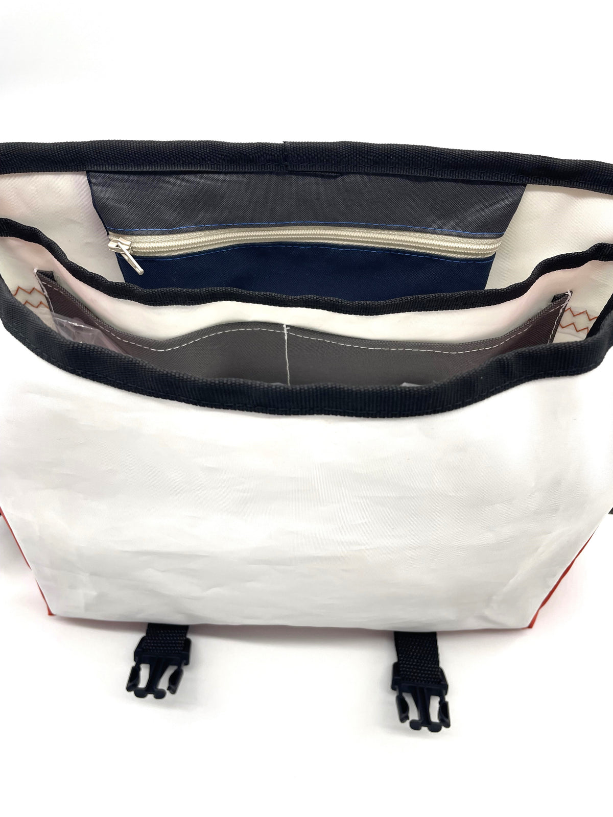 Messenger Bag L aus recyceltem Segeltuch