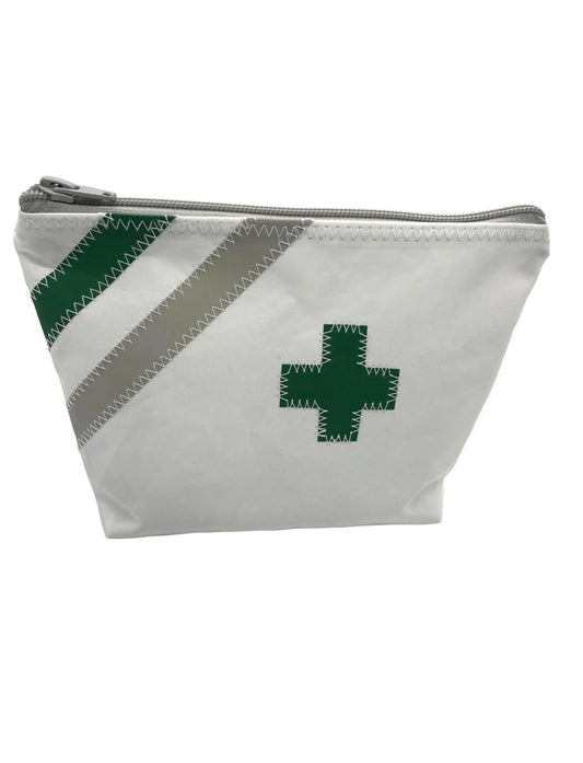 Kosmetiktasche in weiß aus Segeltuch mit Streifen und einem grünem Kreuz.