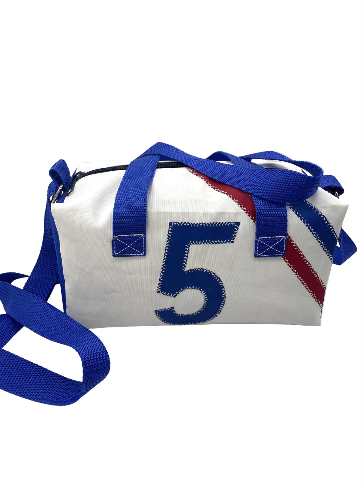 Kulturtasche aus recyceltem Segeltuch mit Henkeln und Langgurt in weiß mit Applikationen in rot und blau. Eine fünf ist auf den Taschenkörper appliziert.