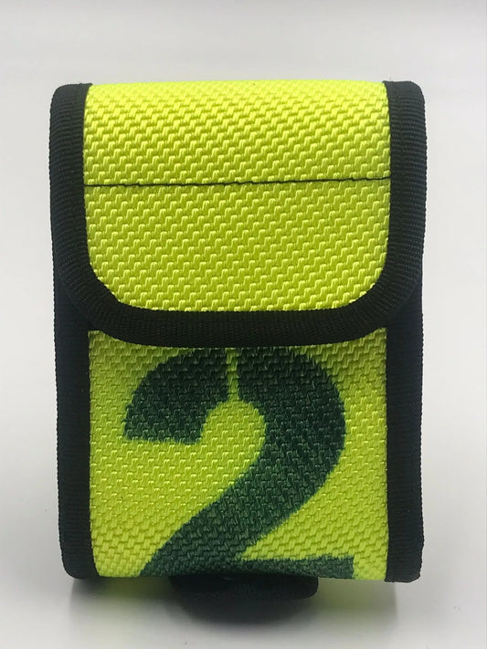 Meldertasche aus Feuerwehrschlauch für Tetra Pager in Neon Grün mit Zahl zwei.