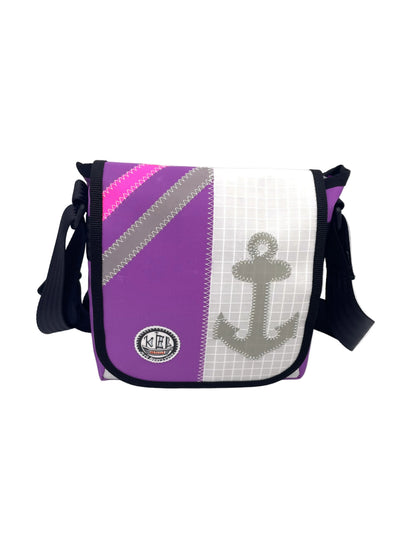 Messenger Bag S aus recyceltem Segeltuch in weiß und brombeer. Applikationen in grau, pink und einem Anker in grau.