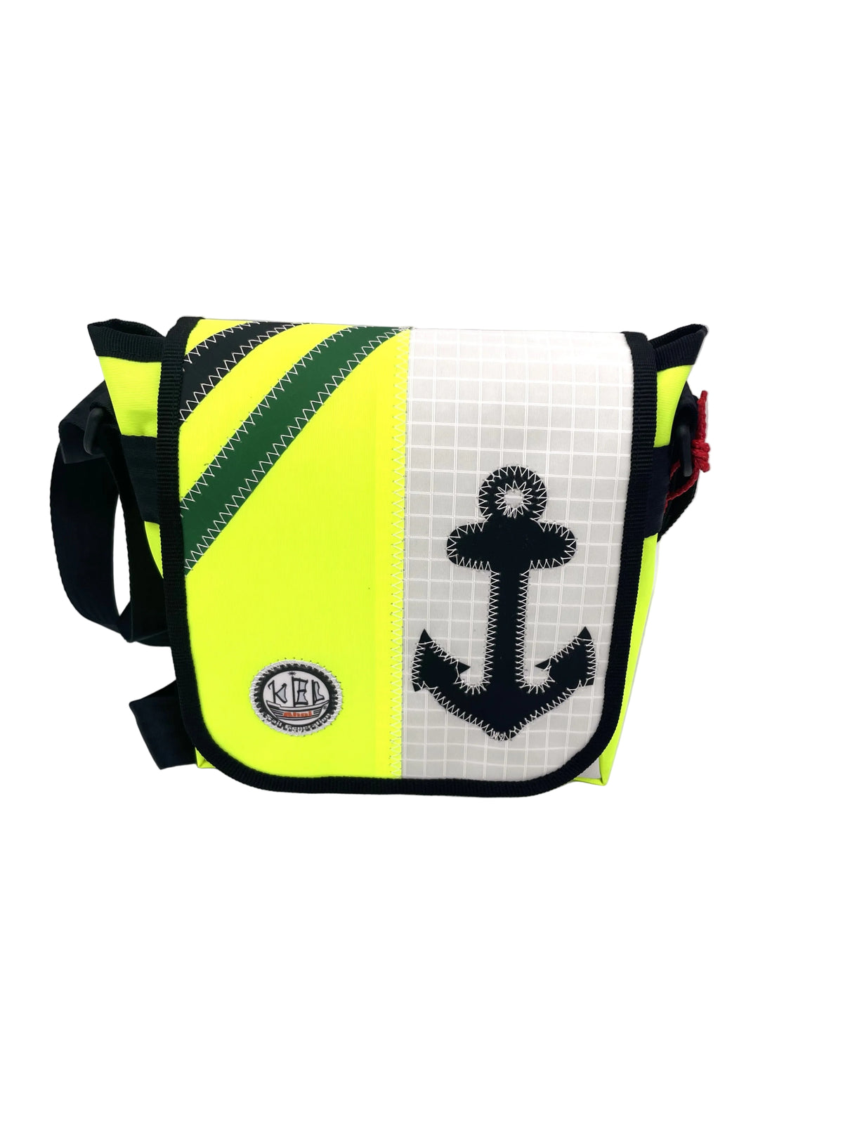 Messenger Bag S aus recyceltem Segeltuch in weiß und Neon grün. Applikationen schwarz, grün und ein Anker in schwarz.