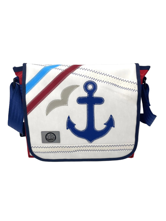 Messenger Bag L aus recyceltem Segeltuch in weiß mit Applikationen in grau, türkis, rot und ein Anker in blau.
