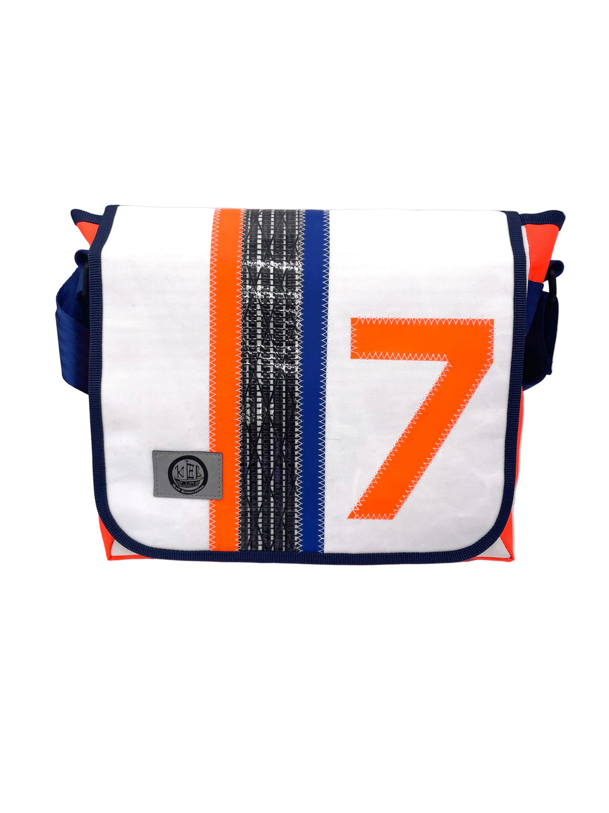 Messenger Bag L aus recyceltem Segeltuch in weiß und Neon orange. Applikationen in orange, blau, und schwarz.