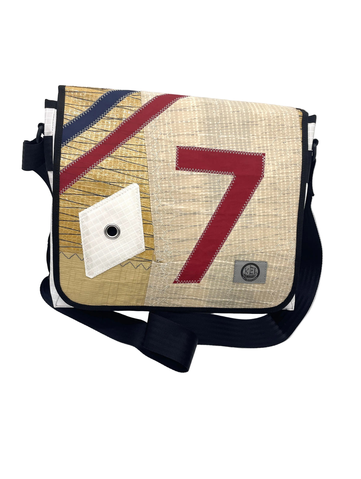 Messenger Bag aus recyceltem Segeltuch in weiß und einem Überschlag aus goldenem Maylar Segeltuch, mit Applikationen in rot, blau und eine Sieben in rot.