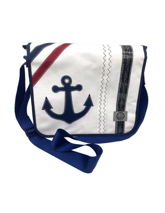 Messenger Bag aus recyceltem Segeltuch in weiß und Applikationen in rot, blau und einem Anker in dunkelblau.