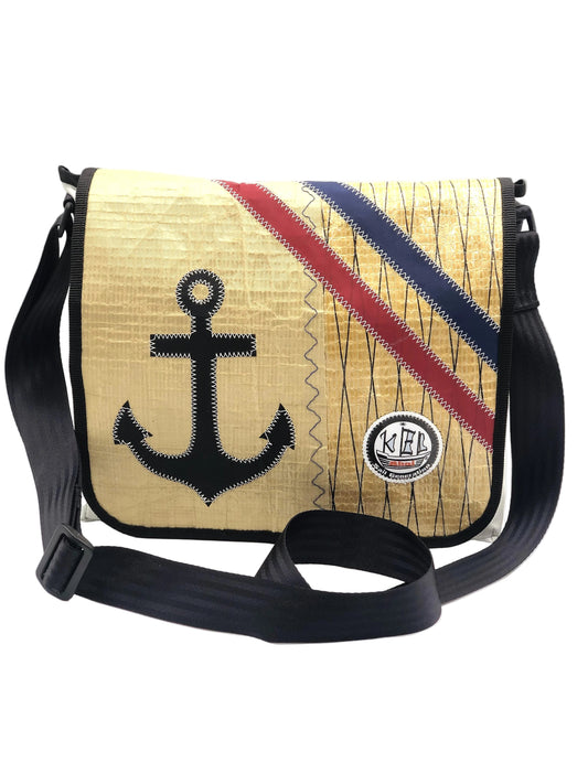 Messenger Bag L aus recyceltem Segeltuch und einem Überschlag aus Maylar Segeltuch mit Streifen und Anker.