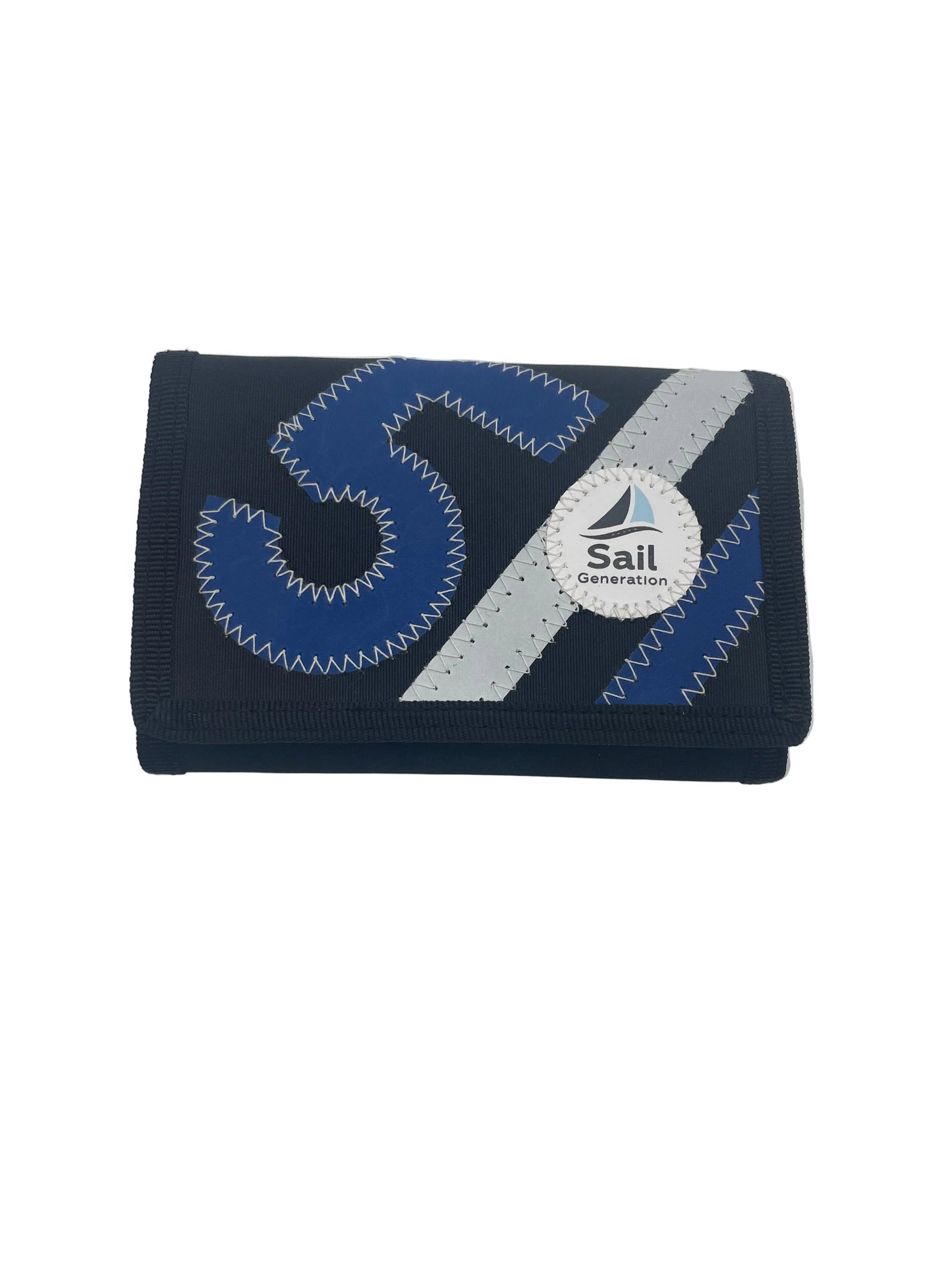 Portemonnaie aus Segeltuch in schwarz mit Applikationen in blau und weiß.