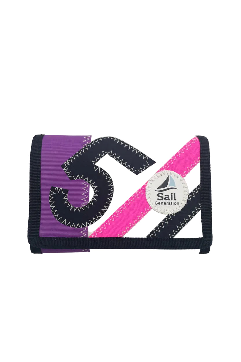 Portemonnaie aus Segeltuch in weiß/ brombeer mit Applikationen in schwarz und pink.