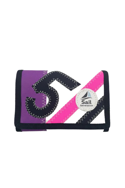 Portemonnaie aus Segeltuch in weiß/ brombeer mit Applikationen in schwarz und pink.
