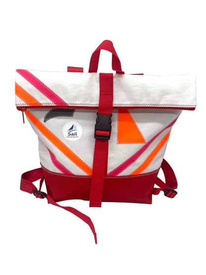 Rucksack M aus recyceltem Segeltuch in weiß mit Applikationen in Grau, pink und Orange. Wasserdichter Stoff in rot im unteren Bereich.