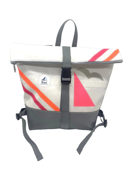 Rucksack aus recyceltem Segeltuch in weiß in Kombination mit grauem Segeltuch und Streifen in Pink.