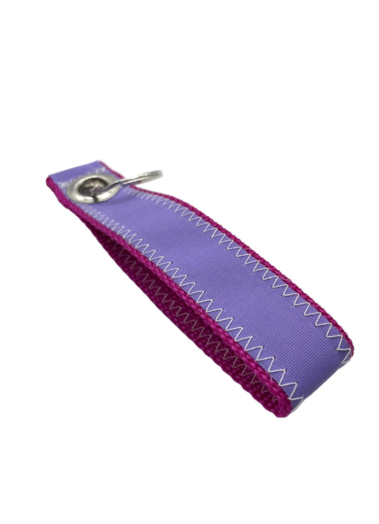 Schlüsselanhänger aus Segeltuch in Flieder.