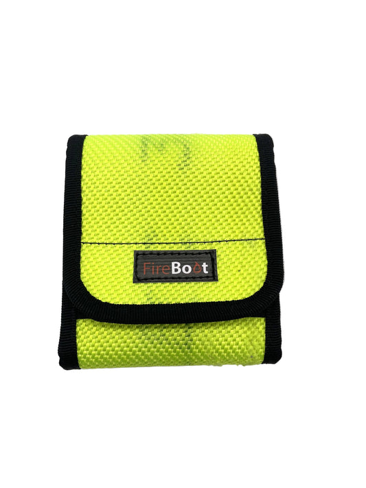 Schlüsseltasche L aus recyceltem Feuerwehrschlauch in Neongelb mit Schlüsselring.