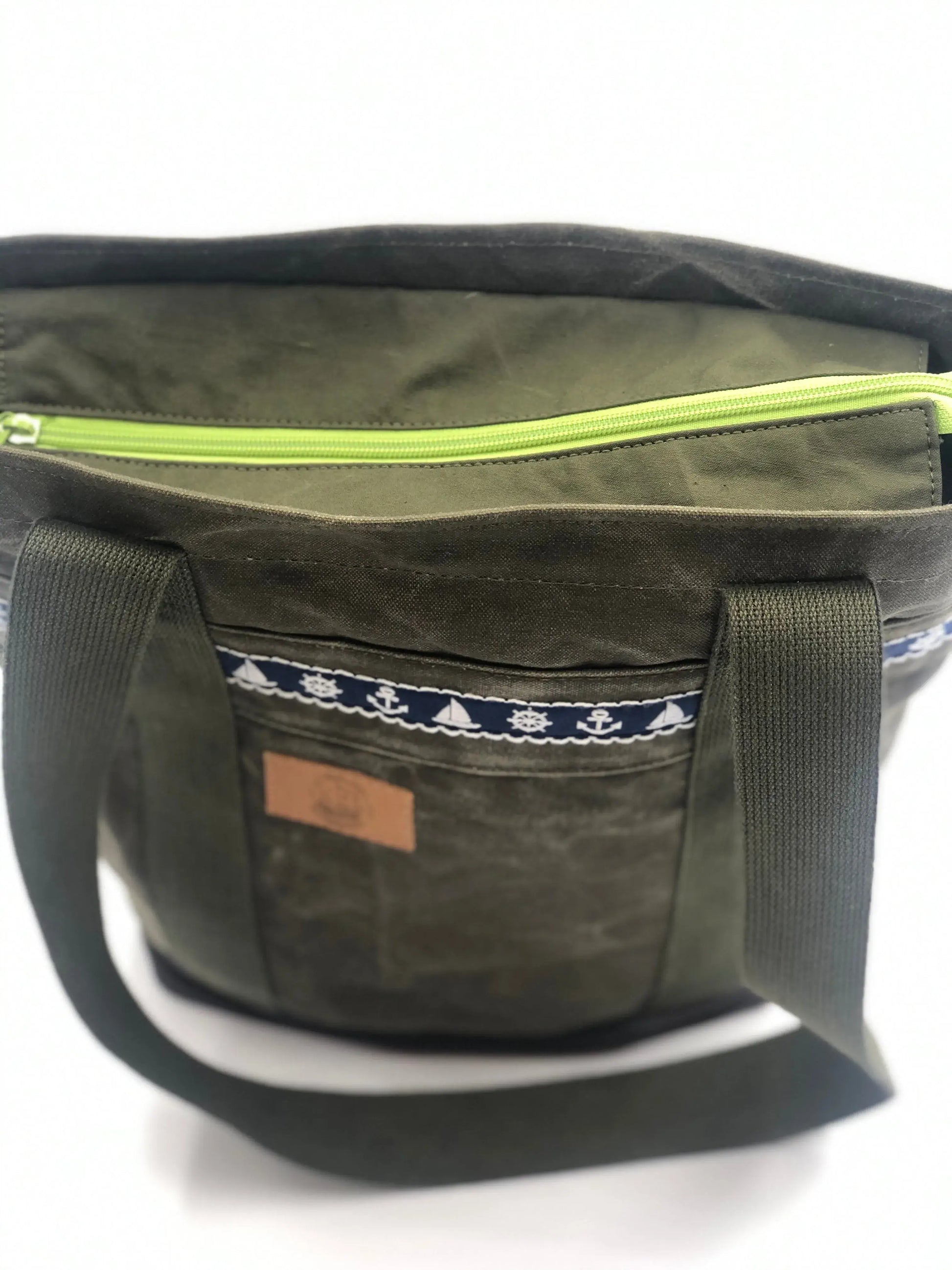 Umhängetasche - Einzelstück aus recyceltem Seesack in grün mit maritimem Design, Obere Ansicht