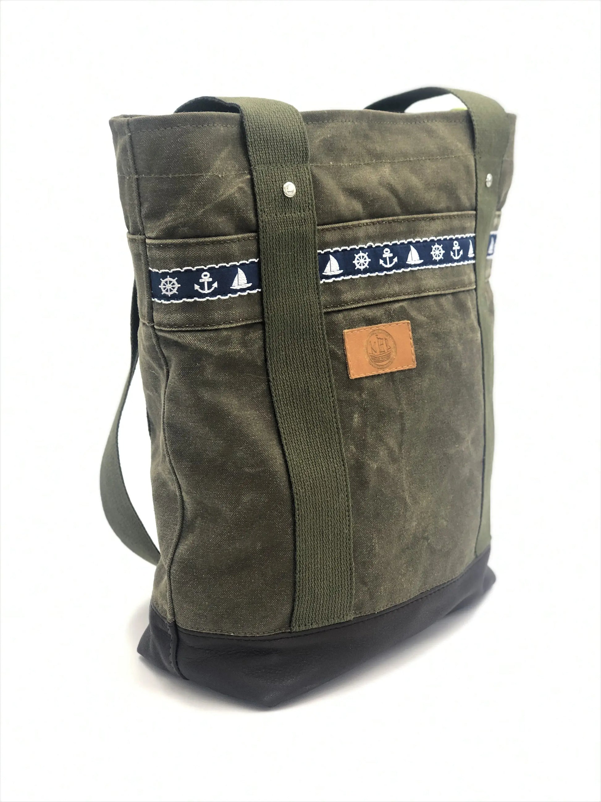 Umhängetasche - Einzelstück aus recyceltem Seesack in grün mit maritimem Design und edlem Lederbesatz in Braun, Seitenprofil