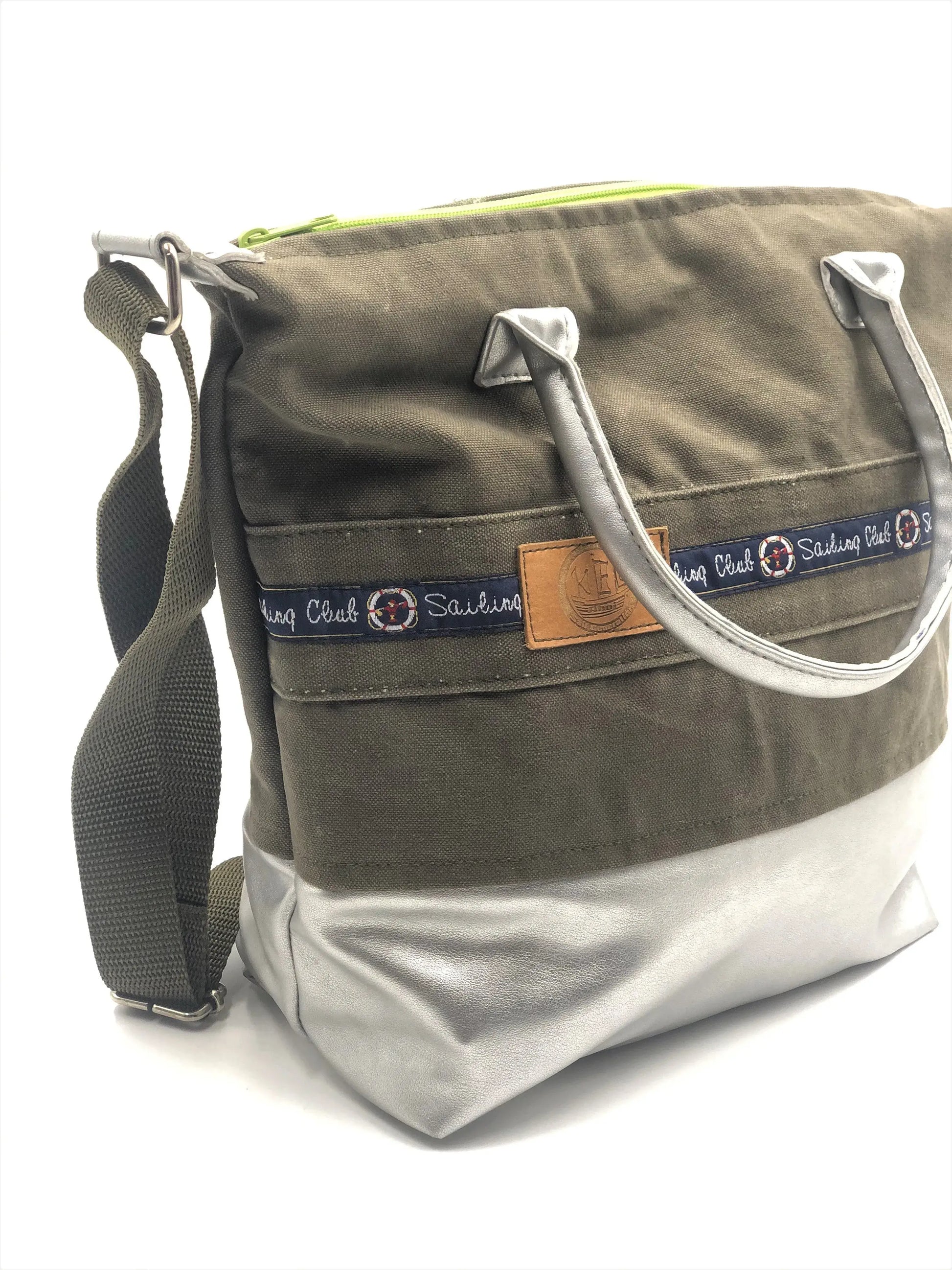 Umhängetasche Grün/Silber - Einzelstück aus recyceltem Material mit maritimem Design und praktischem Innenraum. Seitenprofil