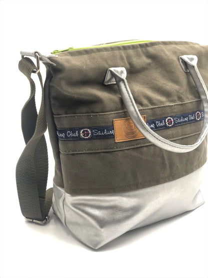 Umhängetasche Grün/Silber - Einzelstück aus recyceltem Material mit maritimem Design und praktischem Innenraum. Seitenprofil