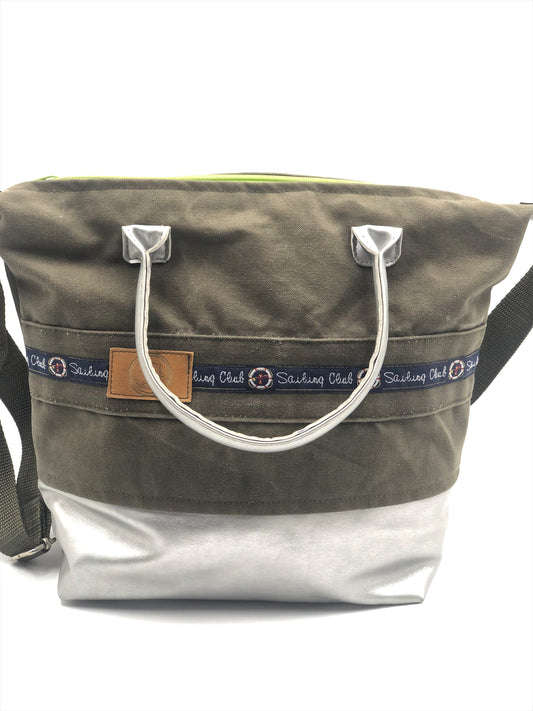 Umhängetasche in grün aus Seesack unten Silber abgesetzt, mit maritimer Borte, vorne