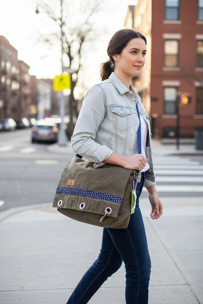 Umhängetasche L - Einzelstück in grün, von einer Frau getragen.